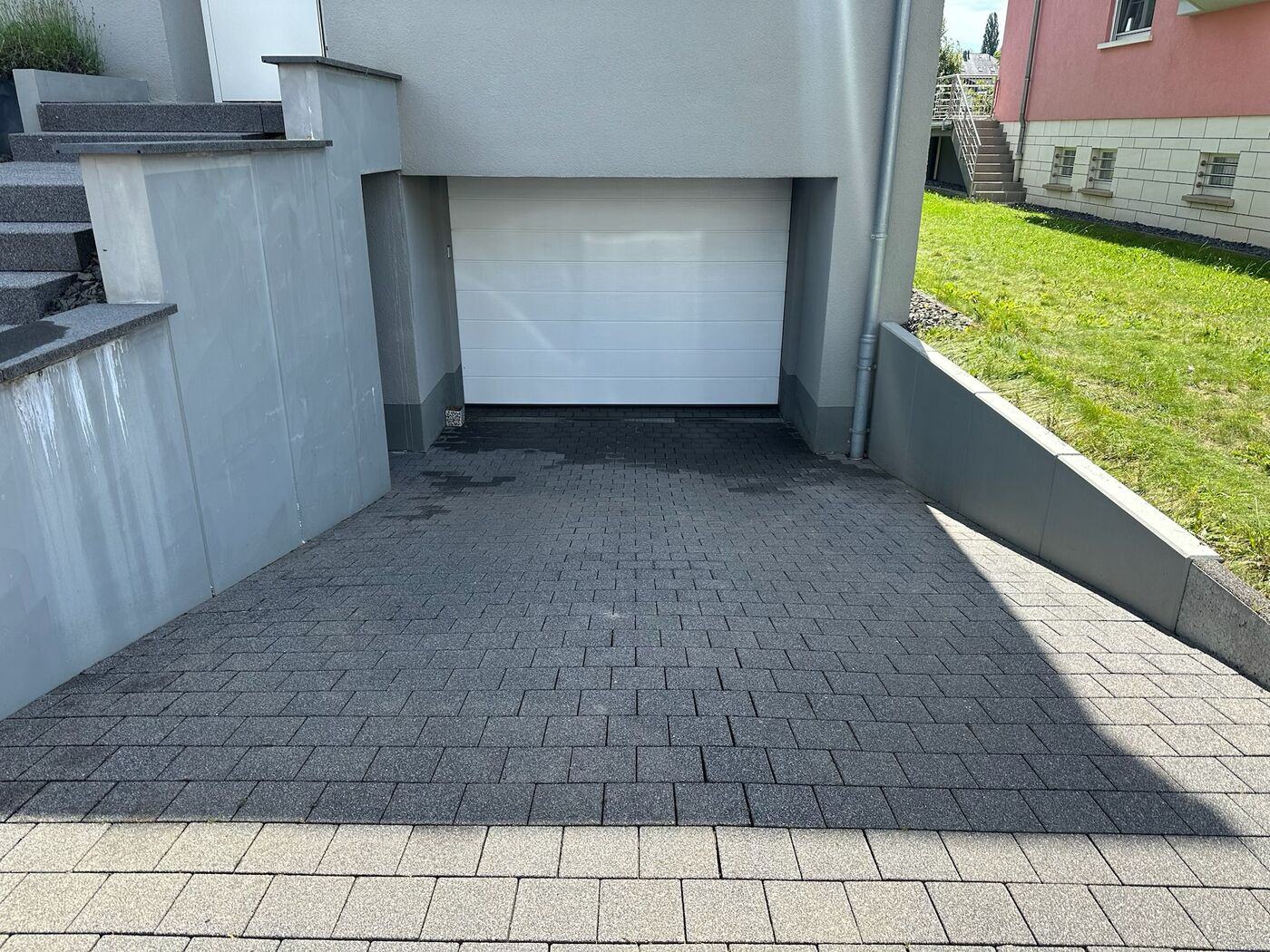 Technicien Helvetia Surface nettoyant la façade d'un bâtiment